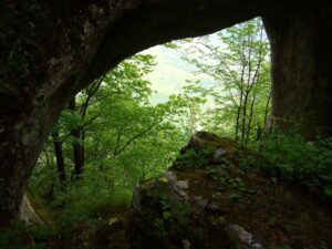 la intrare in pestera, langa pensiunea huda lui papara este Peștera Poarta Zmeilor sau Pestera La Groși